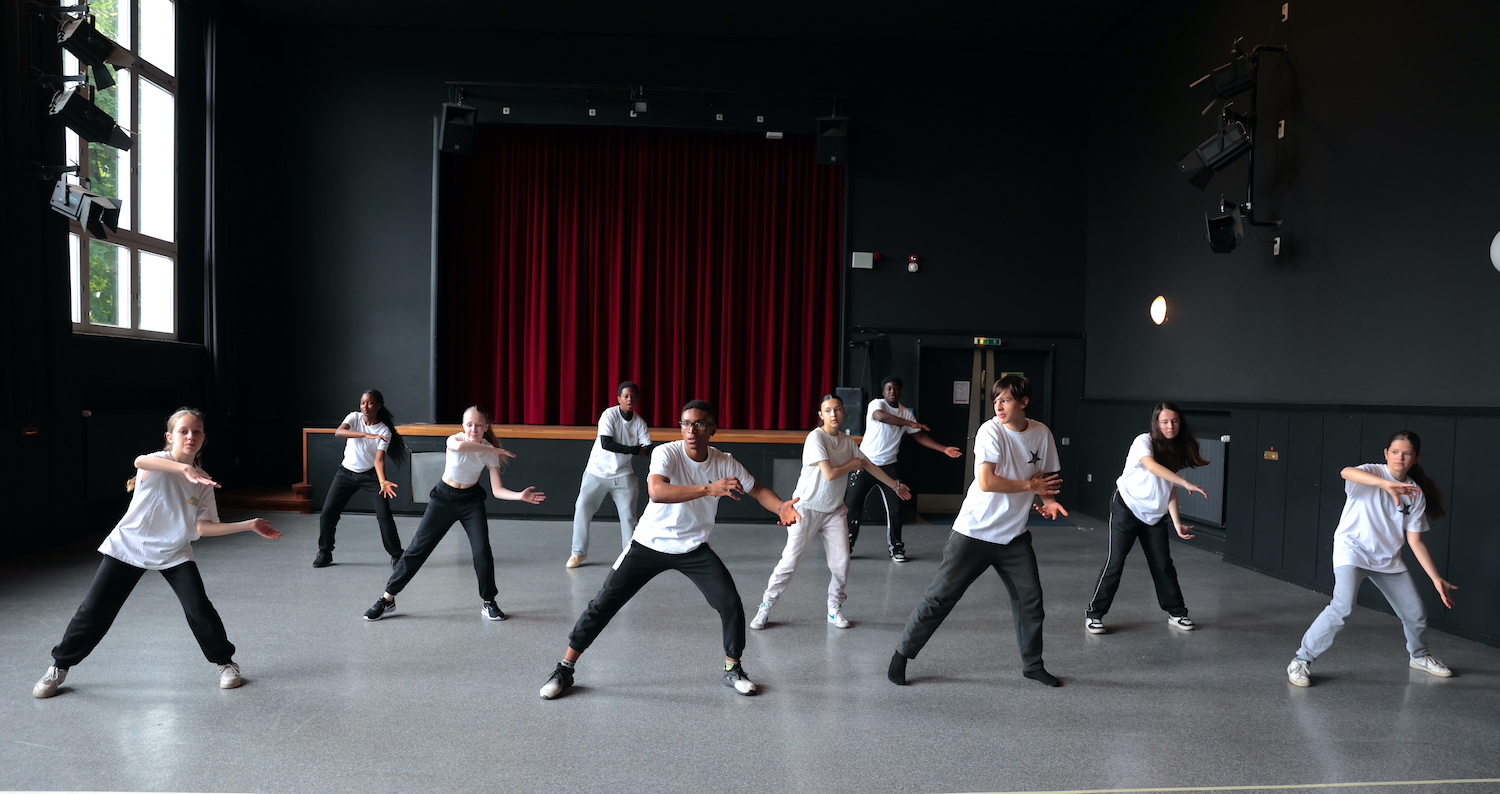 Tanzunterricht SJ 2023/24: Choreografie: Nora Elberfeld, StS Wilhelmsburg Jhg. 7©»Step by Step«/AnjaBeutler.de