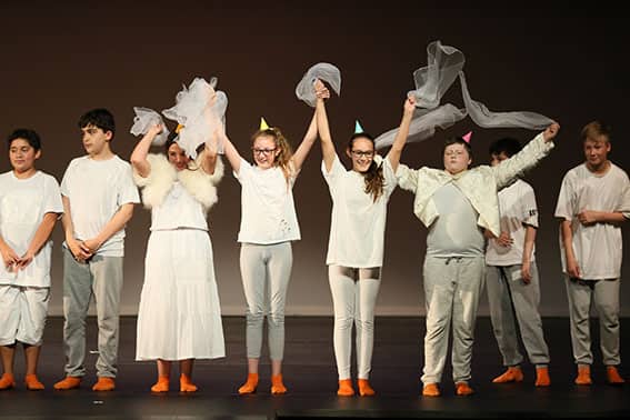 Abschlussaufführung SJ 2018/19: Schwan, Choreografie: Meike Klapprodt, Schule am See 6b ©»Step by Step«/AnjaBeutler.de