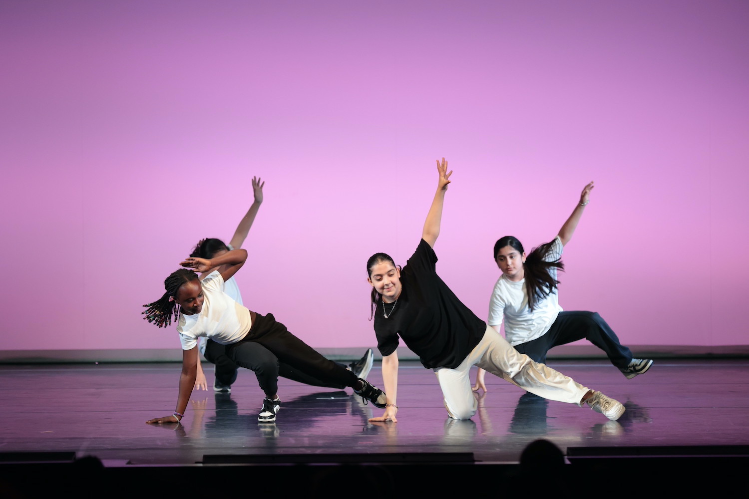 Abschlussaufführung SJ 2023/24: Choreografie: Anastasia Schwarzkopf, StS Mümmelmannsberg 6b ©»Step by Step«/AnjaBeutler.de