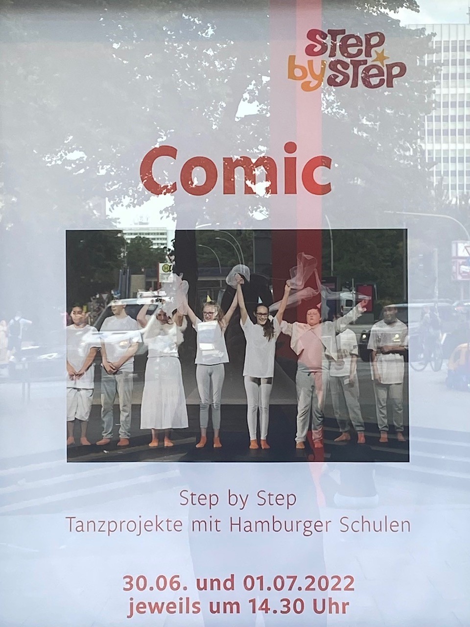 Aushang Ernst Deutsch Theater 2022. Foto: Abschlussaufführung 2018/19, Schule am See, Choreografin: Meike Klapprodt©»Step by Step«/AnjaBeutler.de
