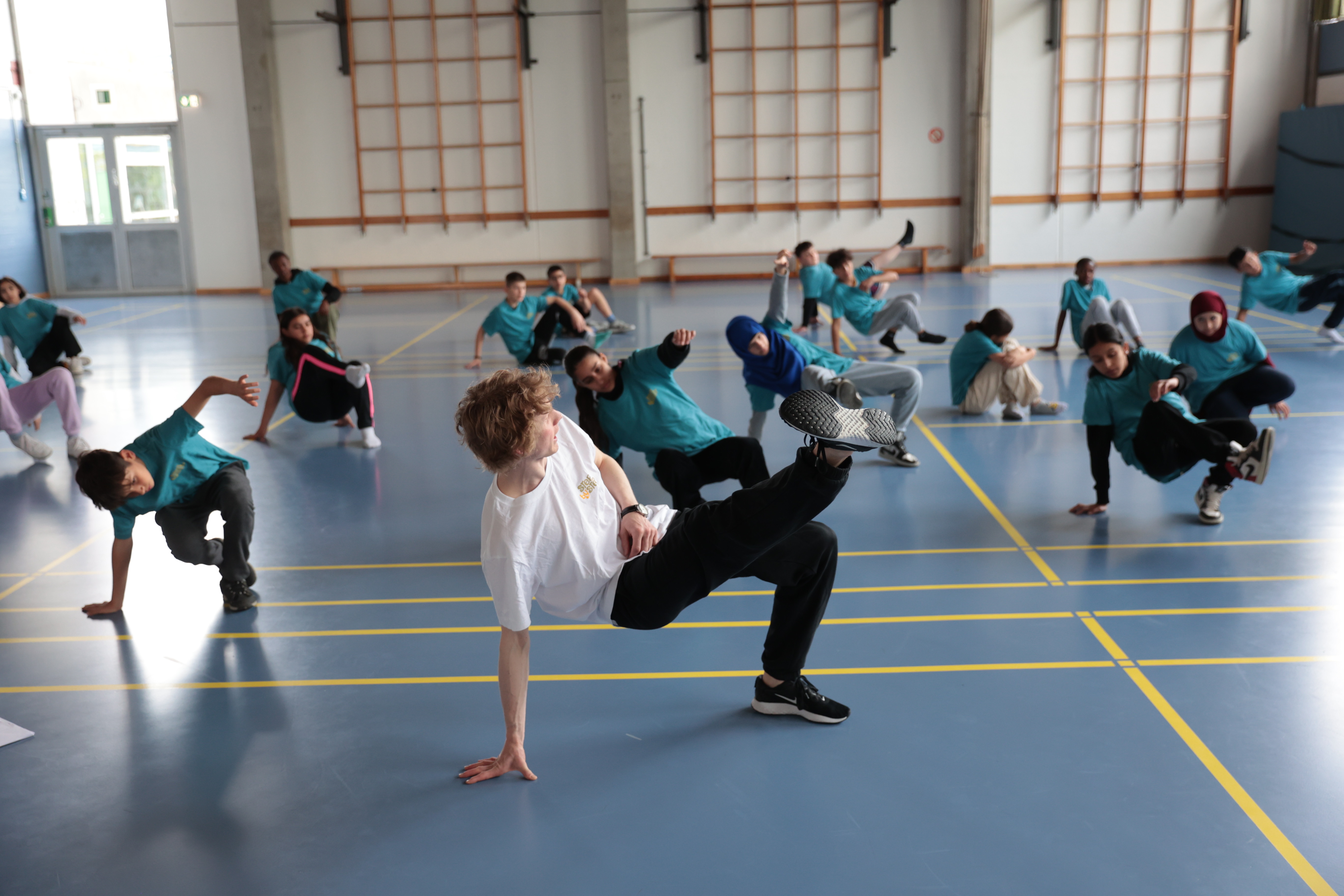 Tanzunterricht SJ 2022/23, Schule am See 6b, Choreograf: Philipp Wiesner©»Step by Step«/ AnjaBeutler.de